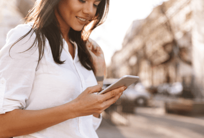 Ez-Runner - Website - Woman on Mobile
